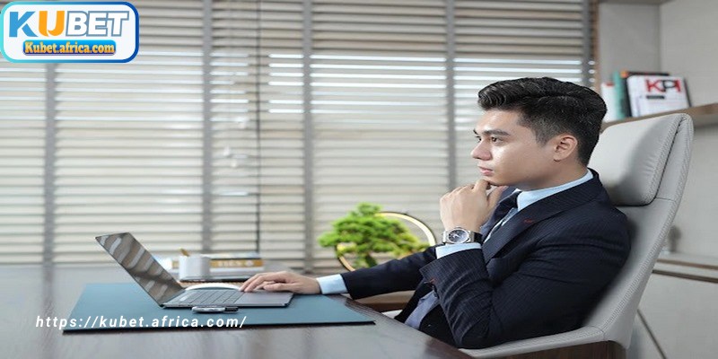 CEO Tấn Phát trong buổi thuyết trình về chiến lược phát triển bền vững